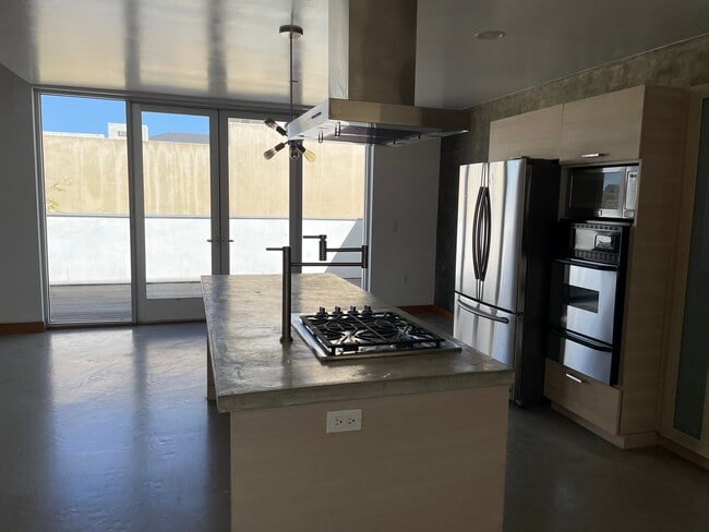 Building Photo - 116 E Yanonali St