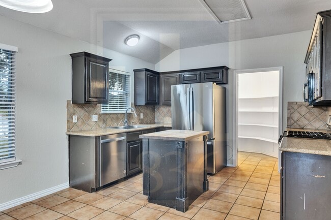 Building Photo - 1500 Gardena Canyon Dr