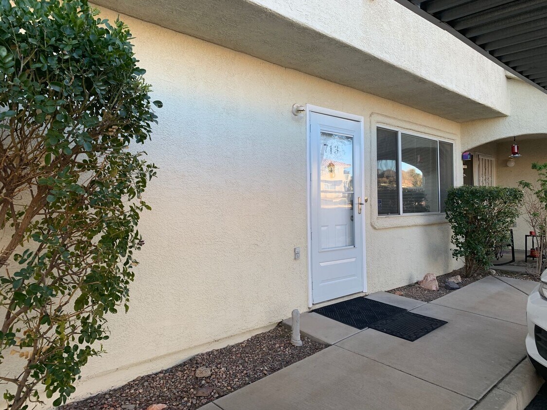 Foto del edificio - 1 Bedroom downstairs unit Henderson commun...