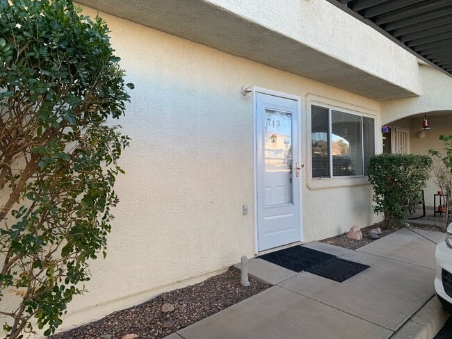 Building Photo - 1 Bedroom downstairs unit Henderson community with community pool