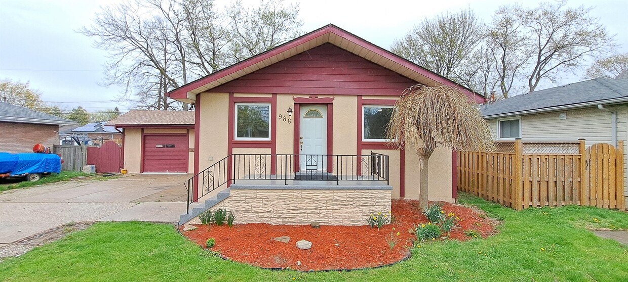 Primary Photo - 986 Eastlawn