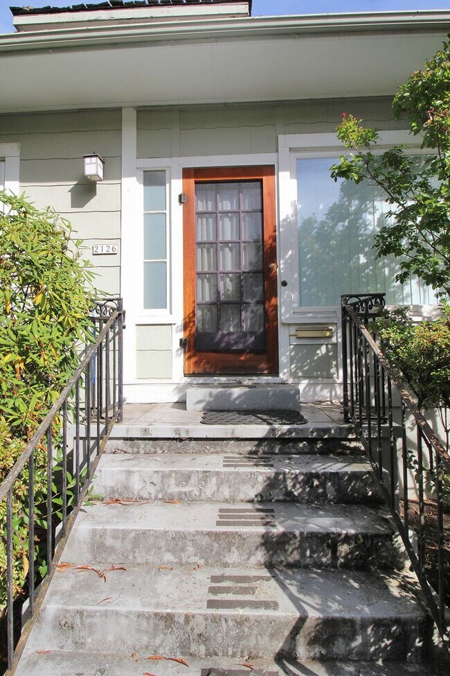 Building Photo - Fantastic Inner-East Portland 2+ Bedroom B...