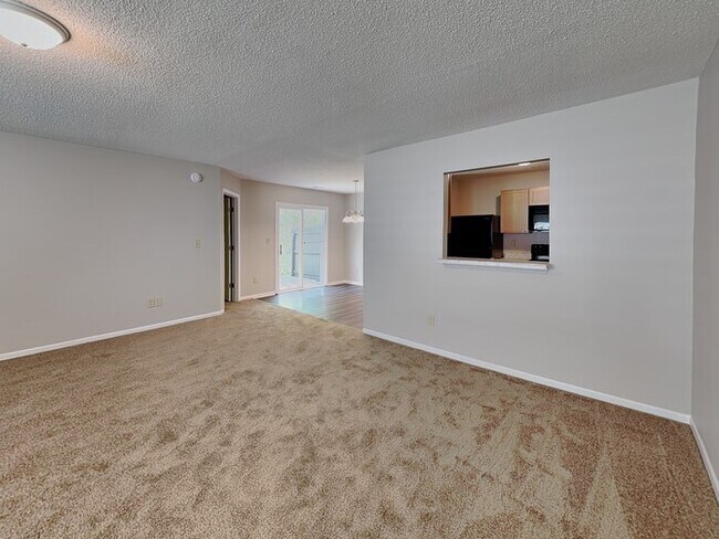 Foto del edificio - 4440 Riverbrook Ln