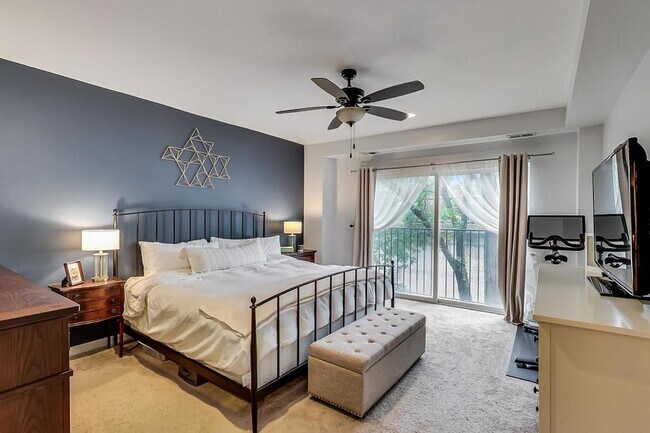Master Bedroom - 2524 W Bloomingdale Ave