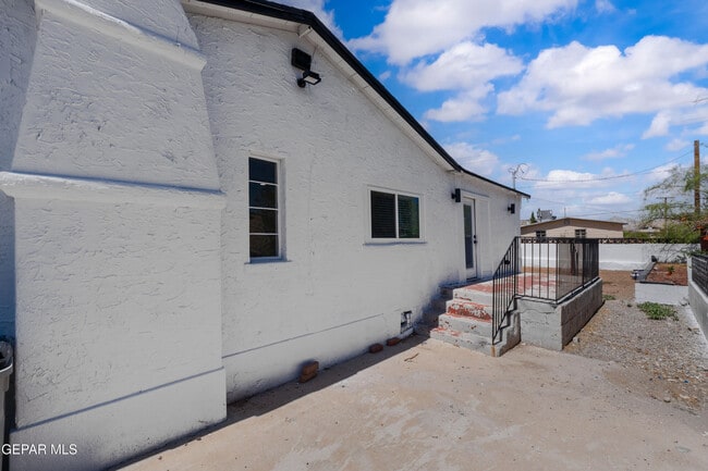 Building Photo - 3221 N Stanton St
