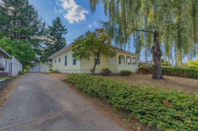 Building Photo - Updated 3-Bed Retreat on a Quiet Street – ...