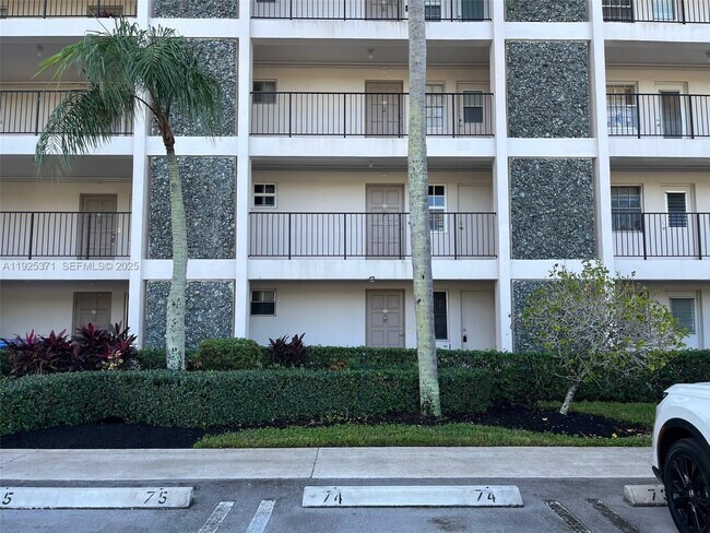 Foto del edificio - 3100 N Palm Aire Dr