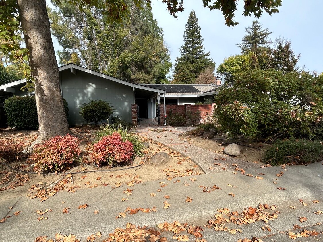 Primary Photo - Spacious 5 Bed 3 Bath Home Available Now!