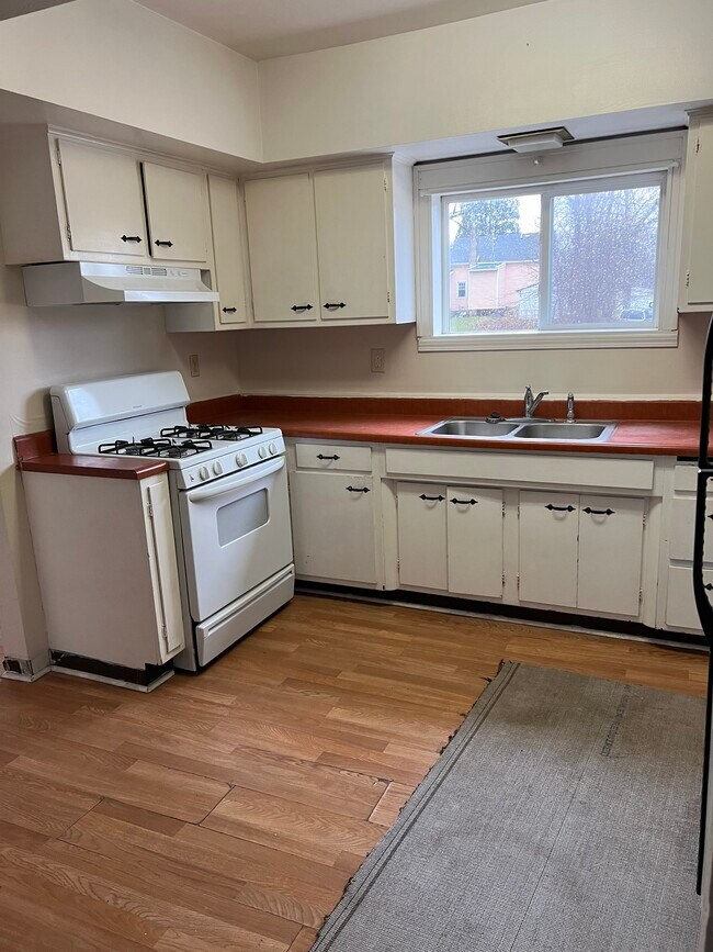 Kitchen - 506 N Cochran Ave