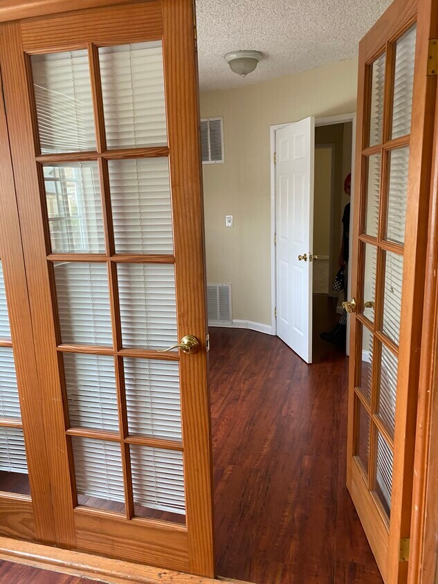 Den - 1767 Orchid Ave
