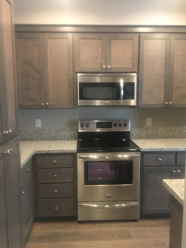 Foto del edificio - Beautiful Townhome in East Medford