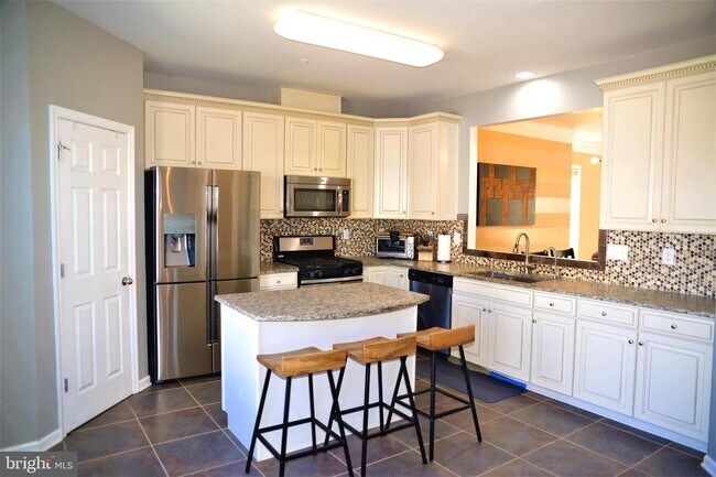 Building Photo - 1800 Pinnacle Dr