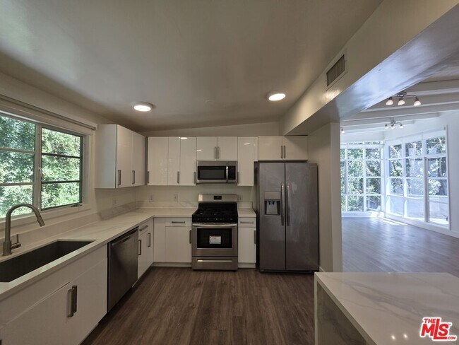 Foto del edificio - 1635 S Beverly Glen Blvd