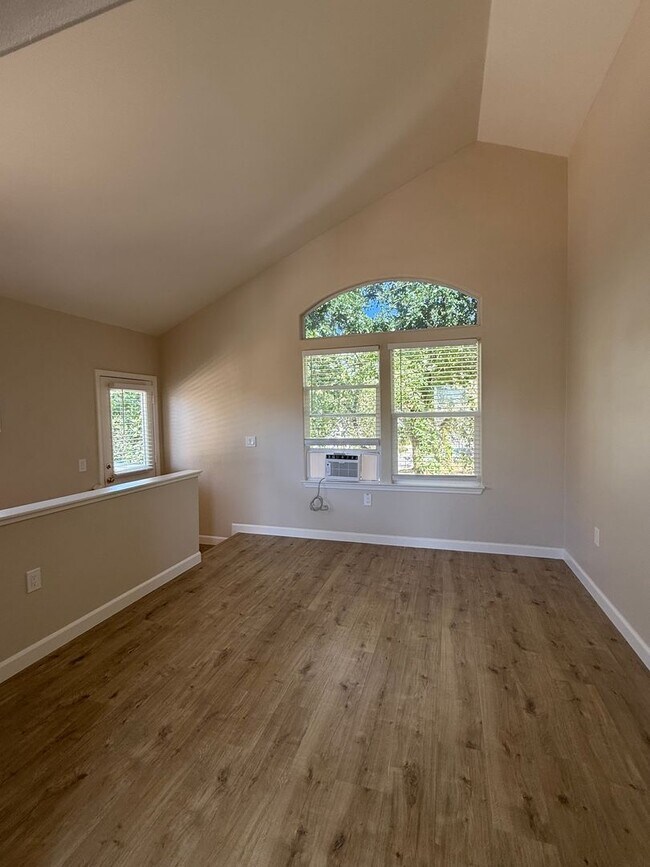 Foto del edificio - 1208 Hidden Creek Pl
