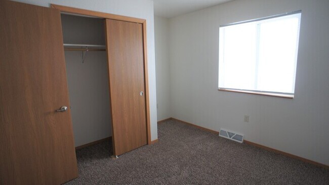 Foto del edificio - 800 Songbird Ln