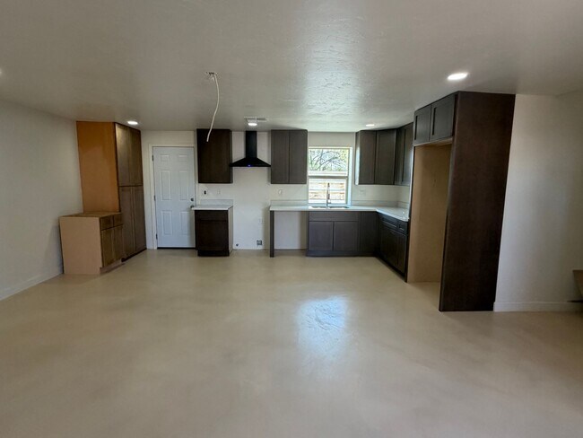 Building Photo - 3 Bedroom 2 Bath by Reid Park !