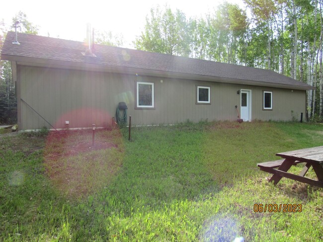 Building Photo - 3 Bedroom Ranch Style Home on .98 Acre. Pe...