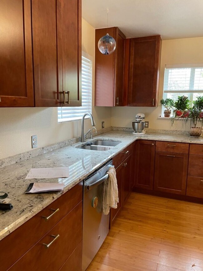 Foto del edificio - CHARMING 2 BED/1 BATH COZY COTTAGE LOCATED...