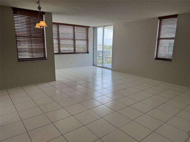 Foto del edificio - 3015 N Ocean Blvd