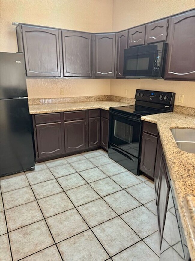 Building Photo - BEAUTIFUL 3BR/2BTH HOME