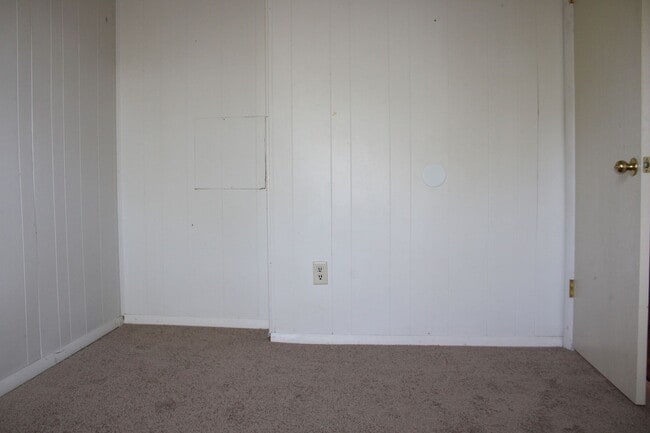 Building Photo - Apartment
