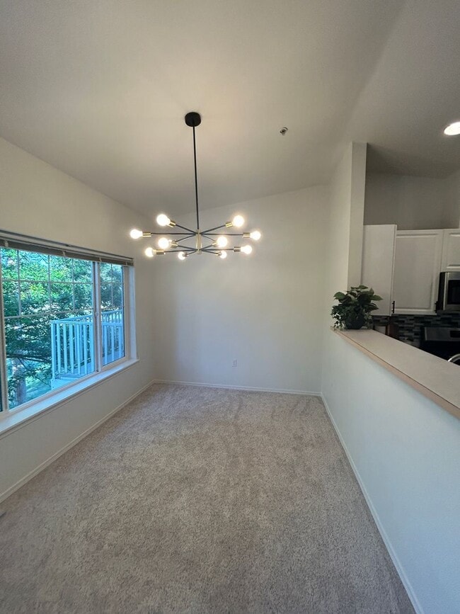 Building Photo - 3 Bed, 2 bath 3rd floor Condo w/garage in ...