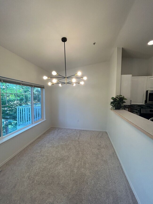 Foto del edificio - 3 Bed, 2 bath 3rd floor Condo w/garage in ...