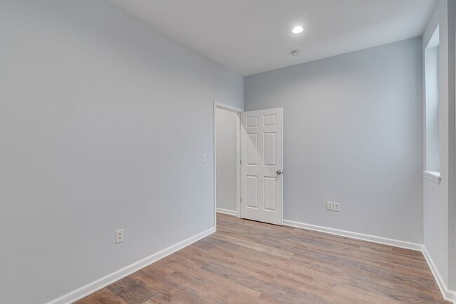 Building Photo - Newly Renovated Temple Apartment