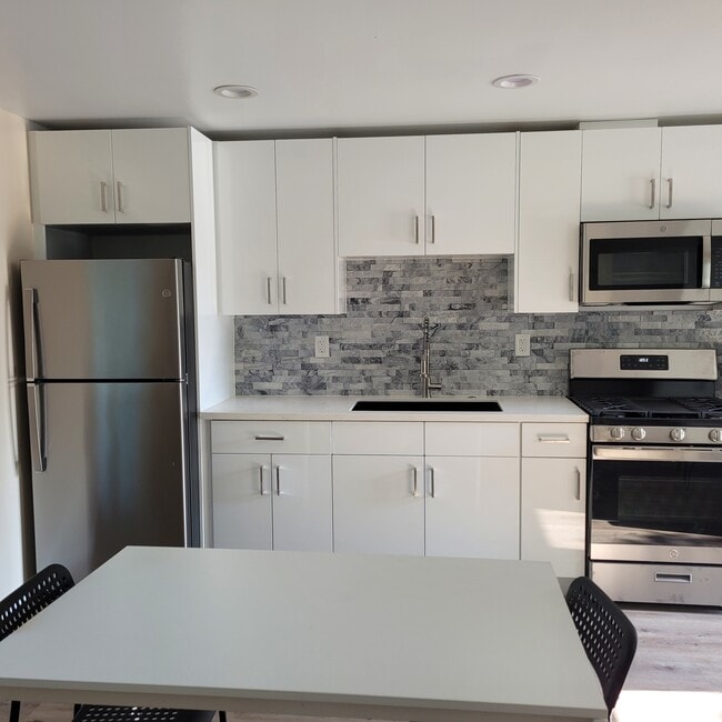 Full KItchen - 9213 White Oak Ave