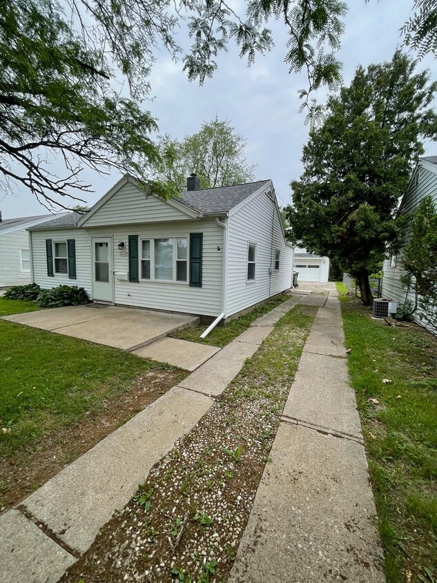 Primary Photo - 1124 Hugo St