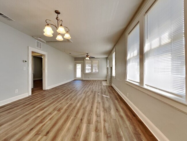 Foto del edificio - 2664 Dellwood Ave