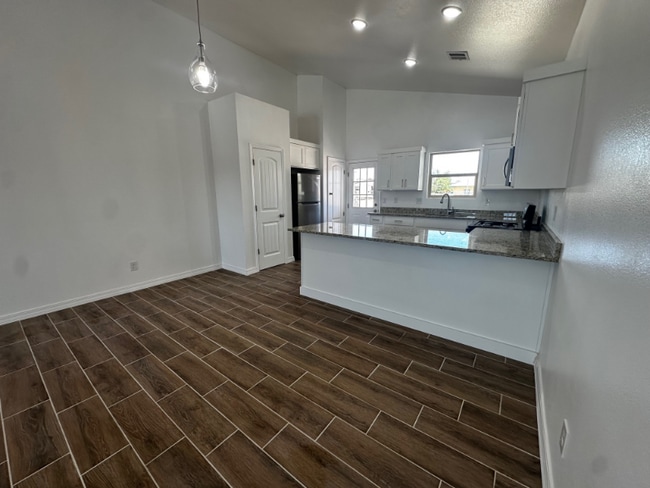 Building Photo - 612 Hesse Dr