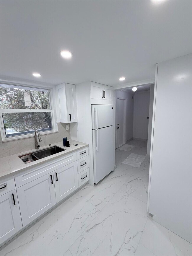 Building Photo - 9365 Fontainebleau Blvd