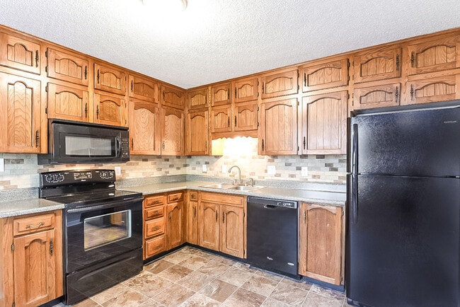 Building Photo - Spacious 4-Bedroom Home in Independence, MO