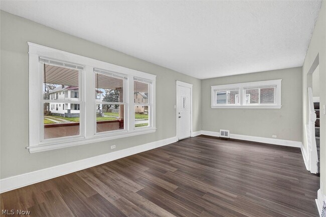 Foto del edificio - 12912 Maplerow Ave