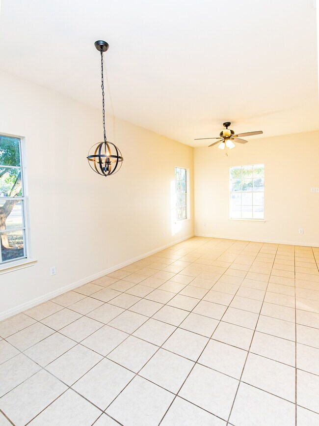 Foto del edificio - 3001 Whisper Oaks Ln