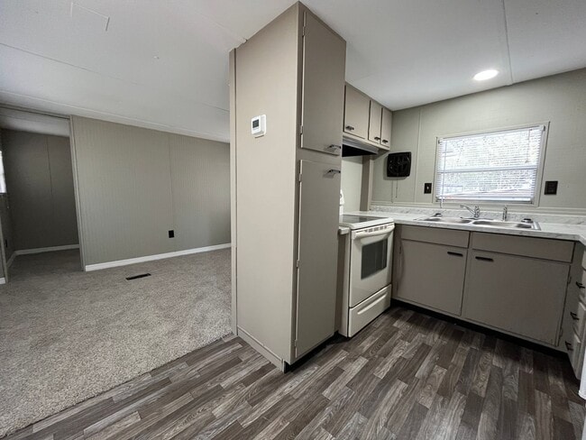 Building Photo - 2/1 Super Cute Newly Remodeled