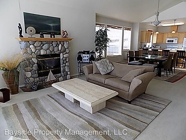 Foto del edificio - 100 Rocky Point Rd