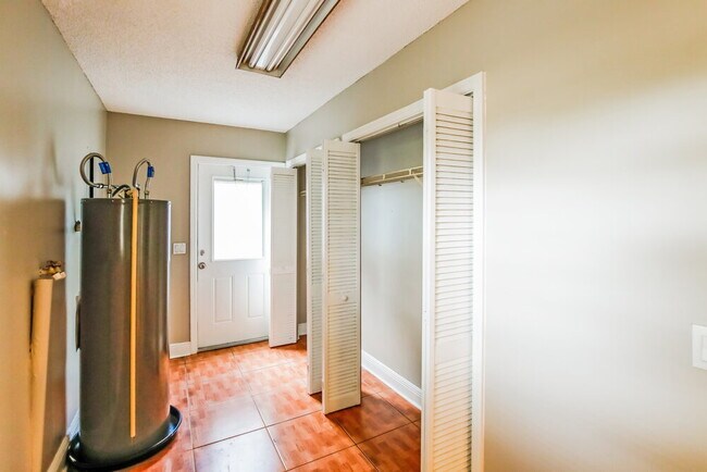 Building Photo - 926 13th Ave N