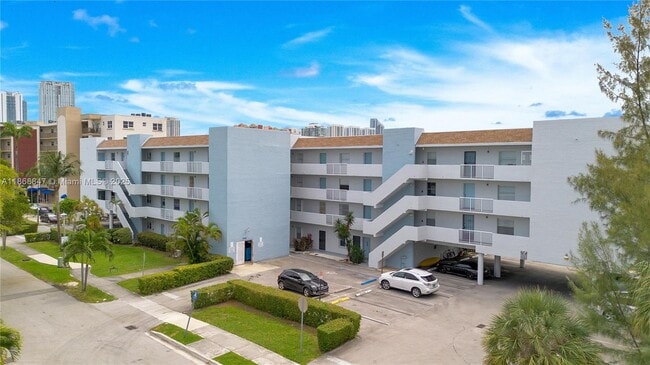 Foto del edificio - 3868 NE 169th St