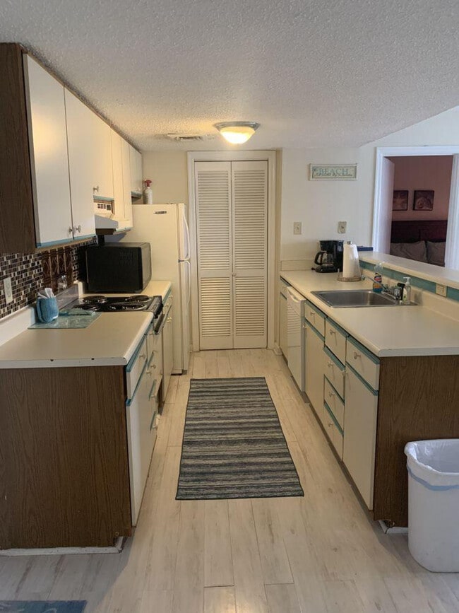 Building Photo - 983 Cayman Ct