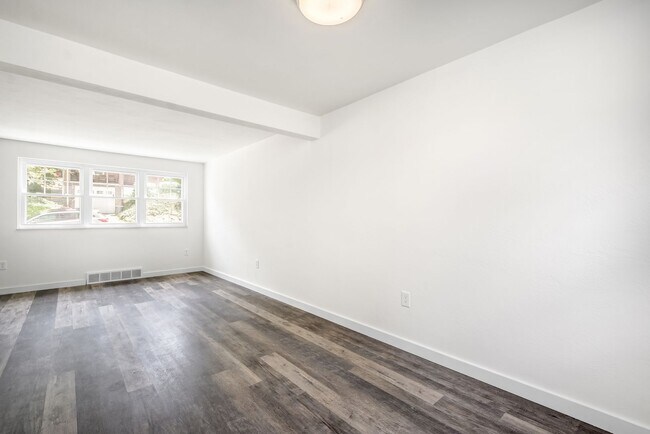 Foto del edificio - AVAILABLE SEPT 1ST! UPDATED 2-bedroom townhouse in Overbrook!