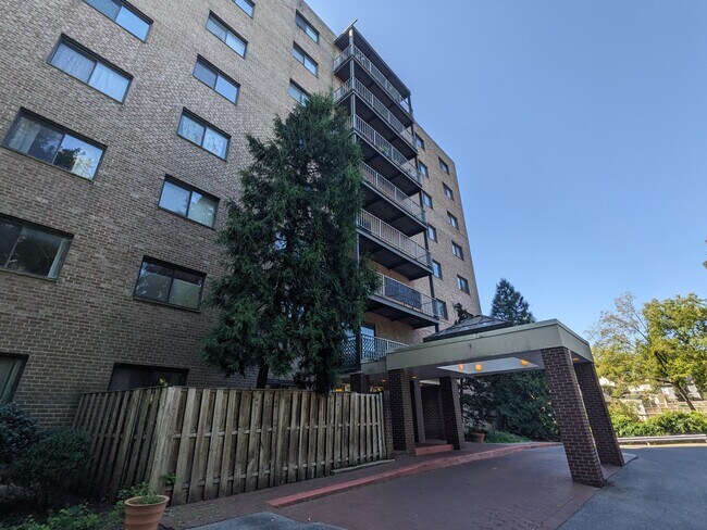 Entrada principal a Thayer Towers y vista exterior del patio cercado. - 575 Thayer Ave