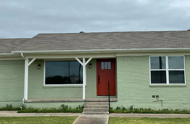 Building Photo - Newly Refinished Home Available!