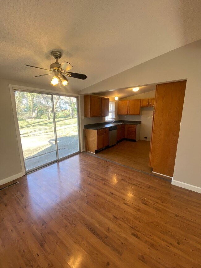 Foto del edificio - 3 Bedroom House - Southwest Topeka!