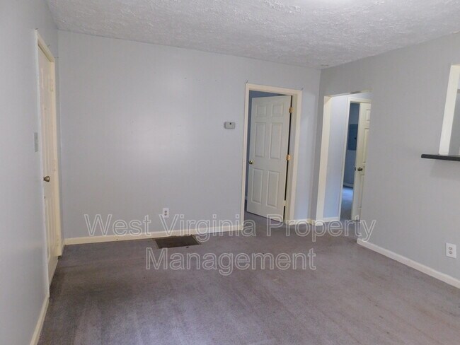 Foto del edificio - 124 1/2 Maple St