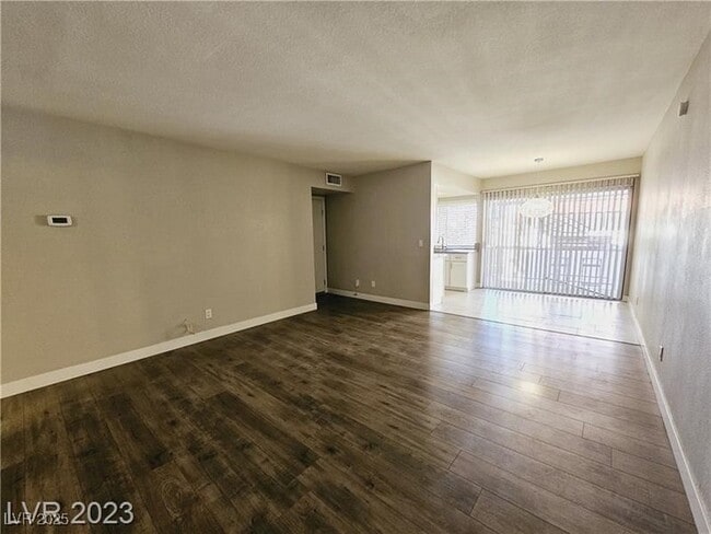 Building Photo - 1405 E Vegas Valley Dr