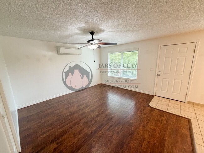 Foto del edificio - Salem 3BR with AC in Every Room! | 2-Car Garage & Fenced Yard
