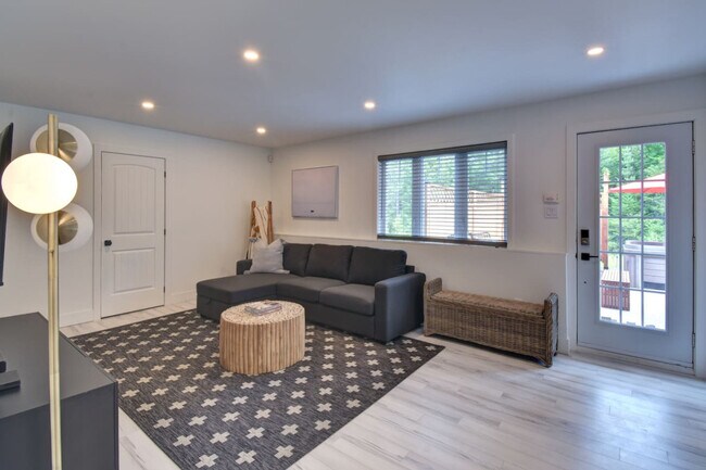 Building Photo - 810 Chem. David