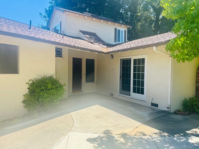 Building Photo - Unique 3 Bed + 2 Bath Los Altos Home - Spa...